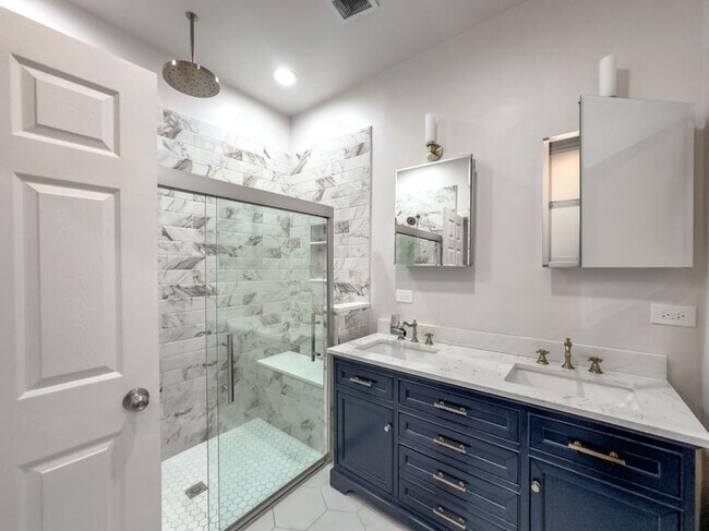 Photo - 4 bedroom in Chicago IL 60657 Unidad 2