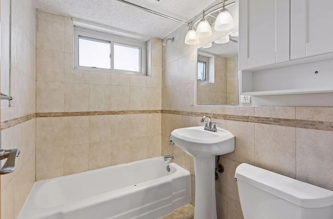 Building Photo - Awesome 2-Bed Condo Retreat in the Heart of Minneapolis  with Skyline views of Downtown Unit 101