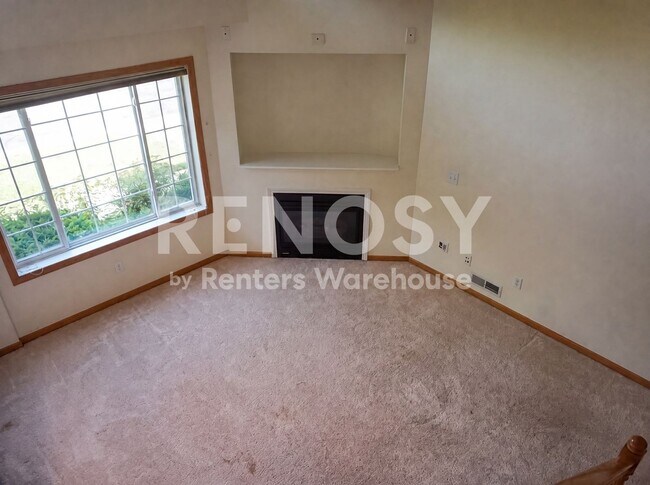 Photo - 612 Willoughby Way W