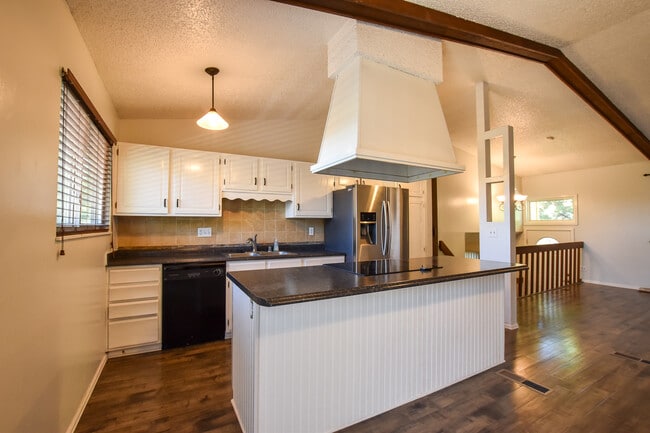 Photo - 4925 Hackamore Dr N