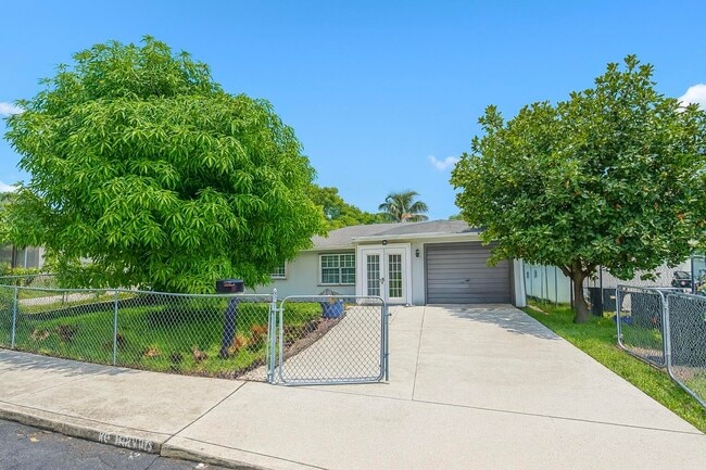 Building Photo - 1733 Sunset Ave