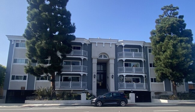 Building Photo - 2 Bedroom Hermosa Beach Condo - Close to E... Unit 104