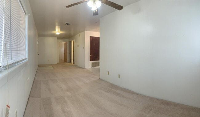 Photo - 1120 N Oak St