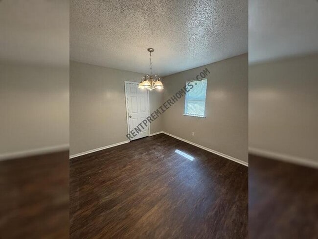 Photo - 27 Chalet St