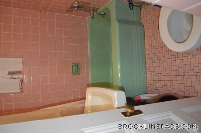 Building Photo - 1223 Beacon St Rental