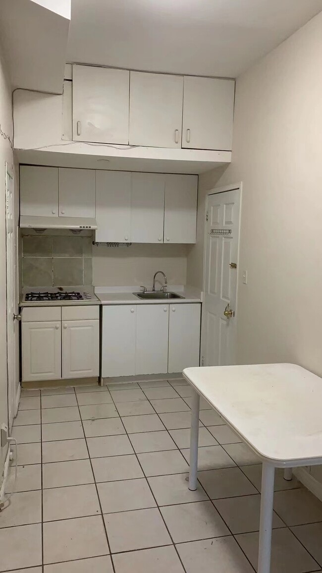 Photo - 227 Spadina Av