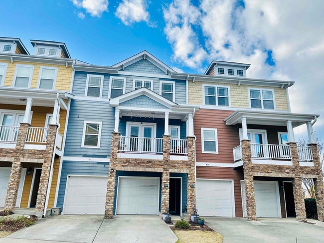 Building Photo - 876 Queen City Cres