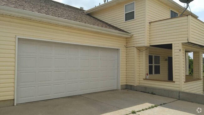 Building Photo - Townhome with 2 Car Garage West Ft. Collins