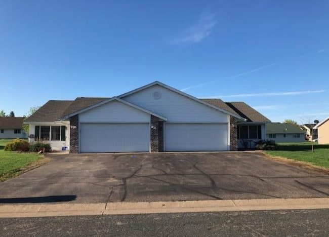 Building Photo - 634 Sycamore Dr