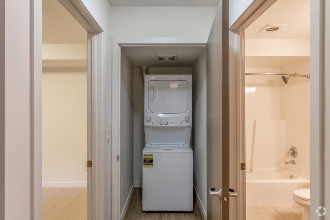 2BR, 2BA - 911 SF