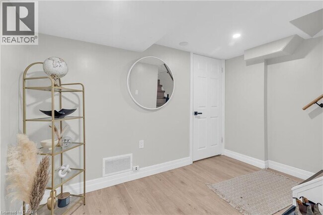 Photo - 220 Bruce St