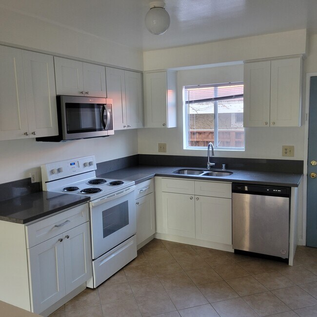 Kitchen - 2213 Ruhland Ave Apartments Unit C