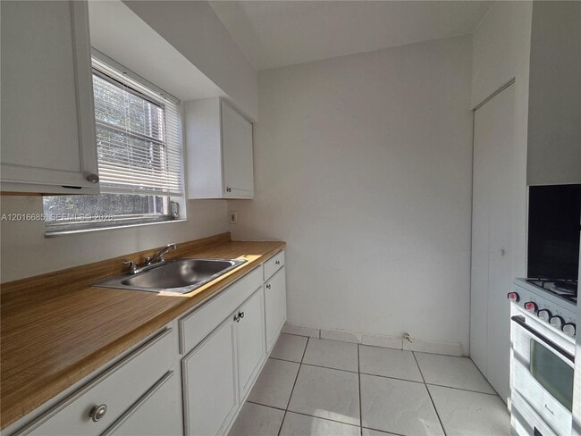 Photo - 781 SW 11th St Unidad 3