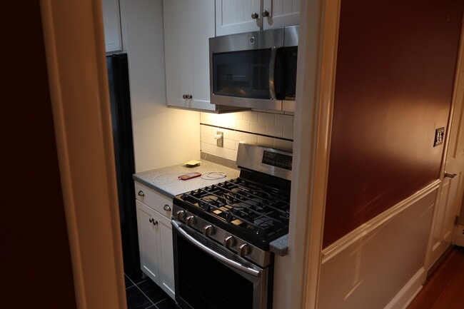 Kitchen - 369 Carter Ave Unit 369