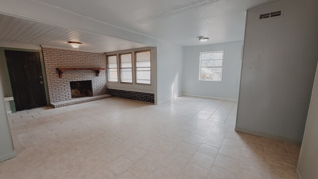 Photo - 1276 George St NE