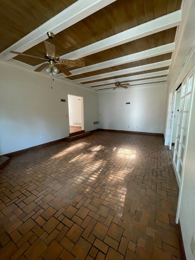 Photo - FALL 2026!!! Walk to the Gator Games from ...