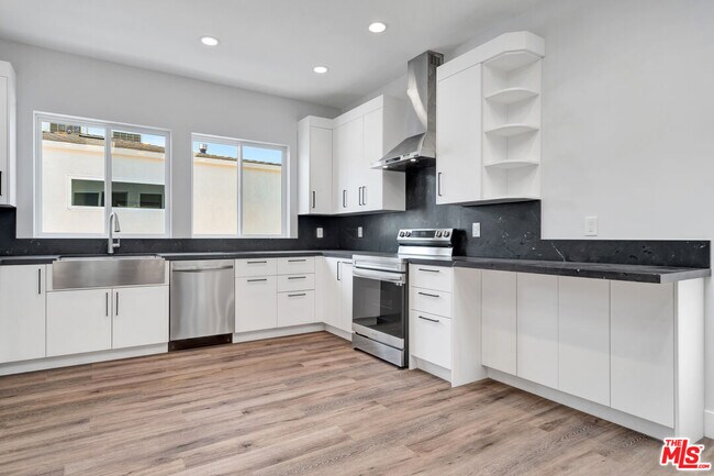 Building Photo - 11611 Burbank Blvd Rental