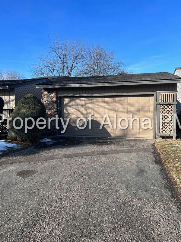 Photo - 885 Camelot Dr