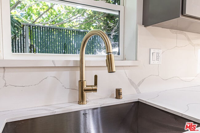 Photo - 5436 Romaine St