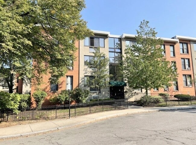 Building Photo - 8 Juniper St Unit 30
