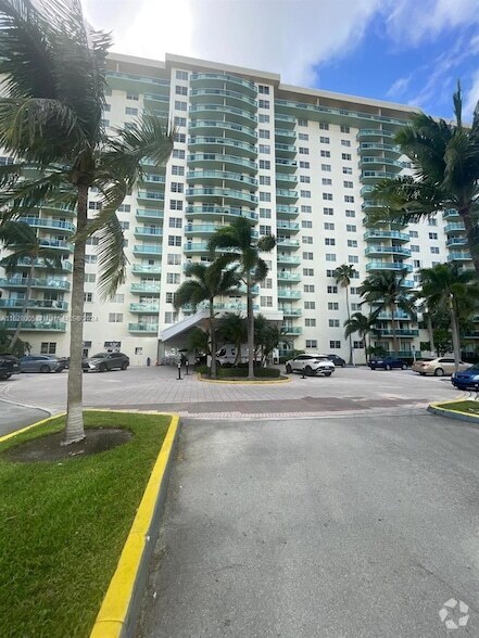 Building Photo - 19390 Collins Ave Unit 123 Rental