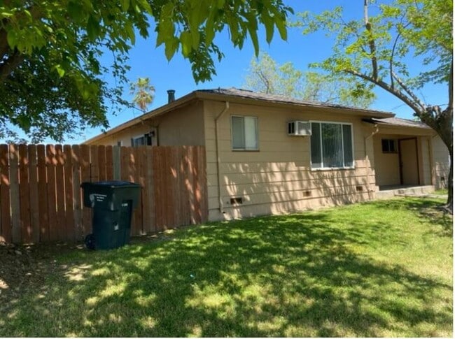Move-In Ready 2BR Duplex — South Sacramento, Pets OK