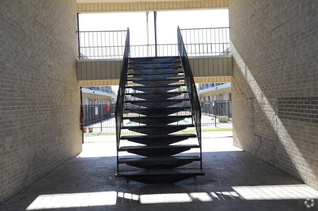 Courtyard Apartments