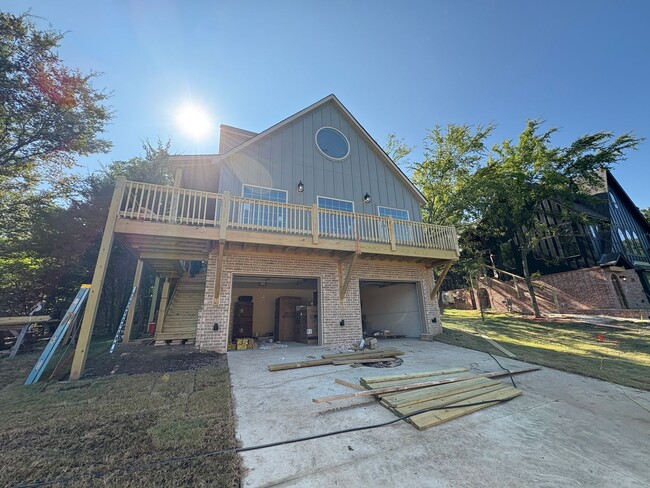 Building Photo - MTR2a-4 Unit Main House