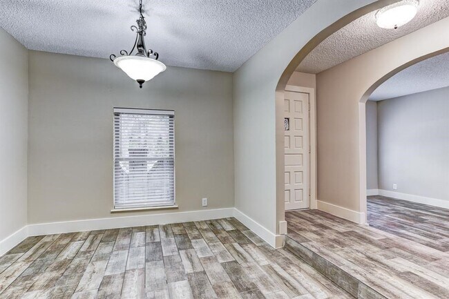 Photo - 1827 Riverwood Trail