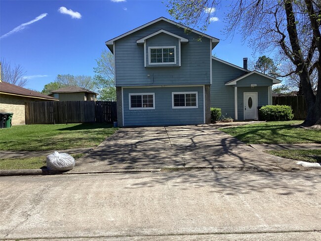 Building Photo - 15831 Bazelbriar Ln