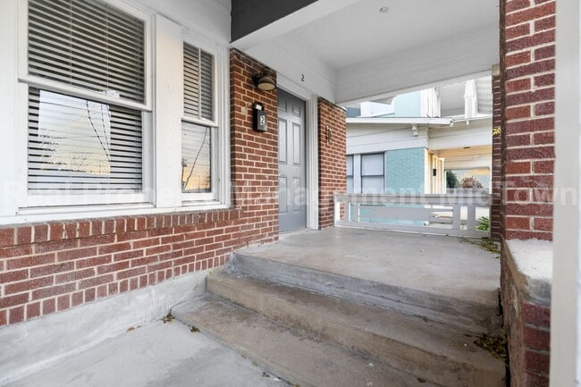Photo - Charming studio 1-bathroom townhome in the...