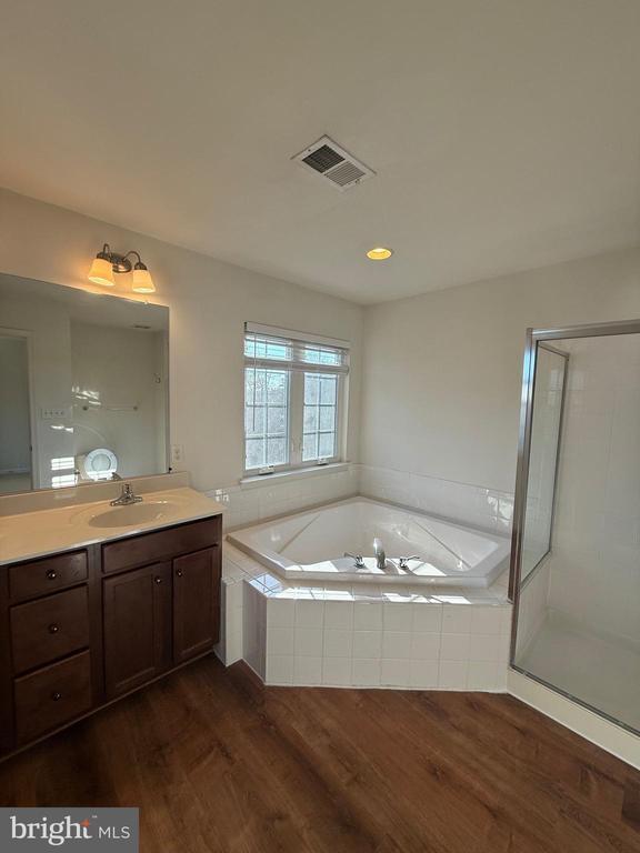 Photo - 120 Woodman Ct