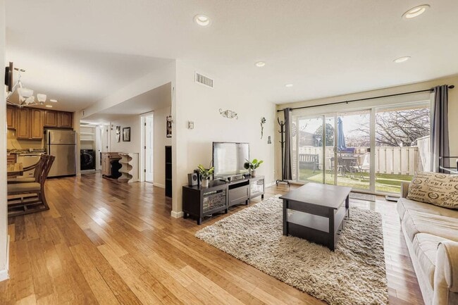 Building Photo - Large 3 bedroom, 2 bathroom peaceful condo