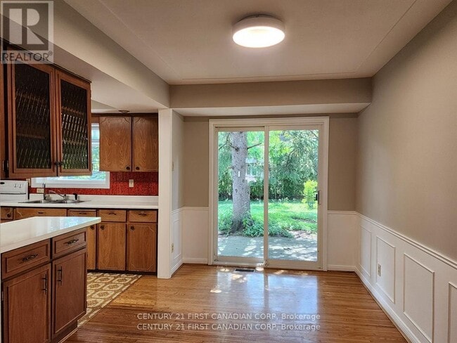 Photo - 711 Algoma Ave