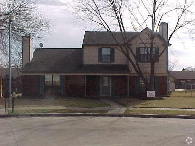 Building Photo - 2301 Sweetbriar Ct Rental