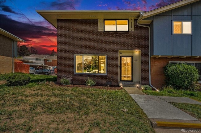 Building Photo - Beautifully Updated 3-Bedroom End-Unit Tow... Rental