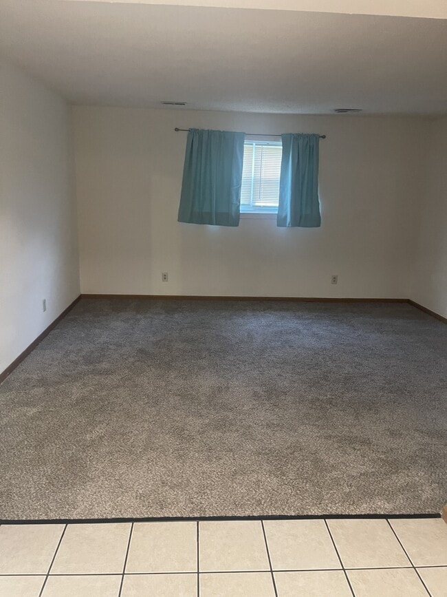 Building Photo - 1615 Sylvan Ln Unit G Rental