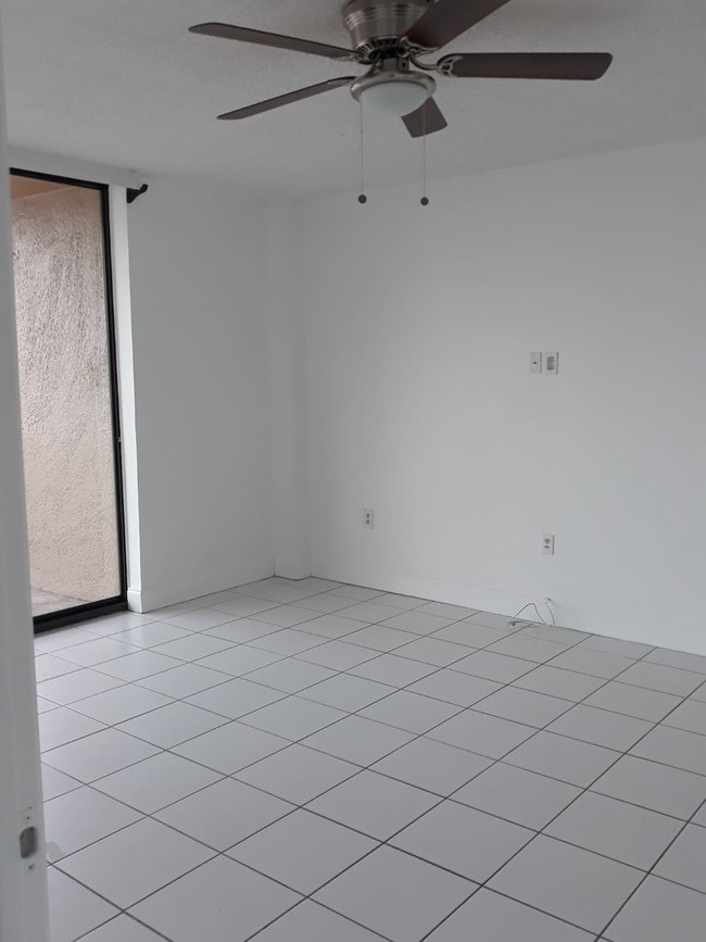 Master bedroom - 16751 NE 9th Ave Unit 401