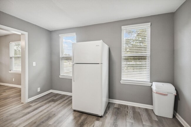 Photo - 1271 Hart St