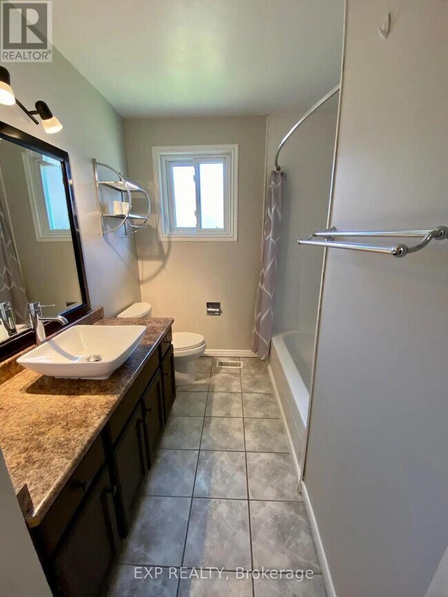 Photo - 92 Leaside Dr