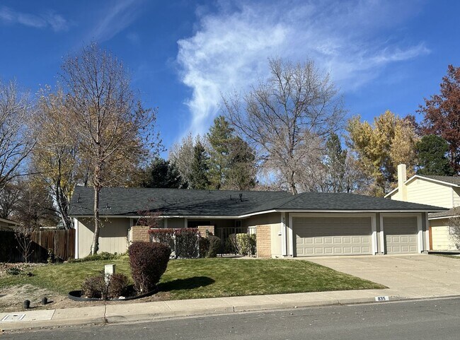 Building Photo - Spacious 4-Bedroom Home off Lakeside Drive