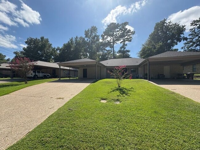 Building Photo - Available Now! 3 bedroom charming duplex! Rental