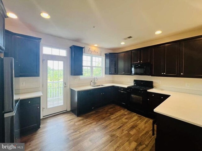 Building Photo - 7440 Riding Meadow Way