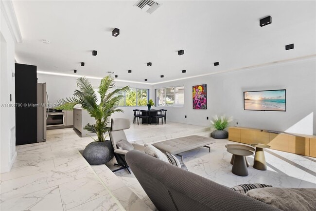 Photo - 270 NW 50th St