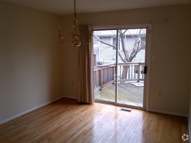 Building Photo - 725 Twin Holly Ln Rental