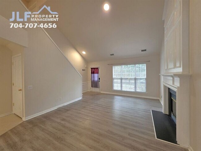 Photo - 3 Bedroom/ 2.5 Bath Home in Convenient Cha...