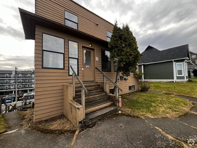 Building Photo - 4 bedroom 2 bath Unit 28a1059e-2fef-11ee-abe0-06771900a607 Rental