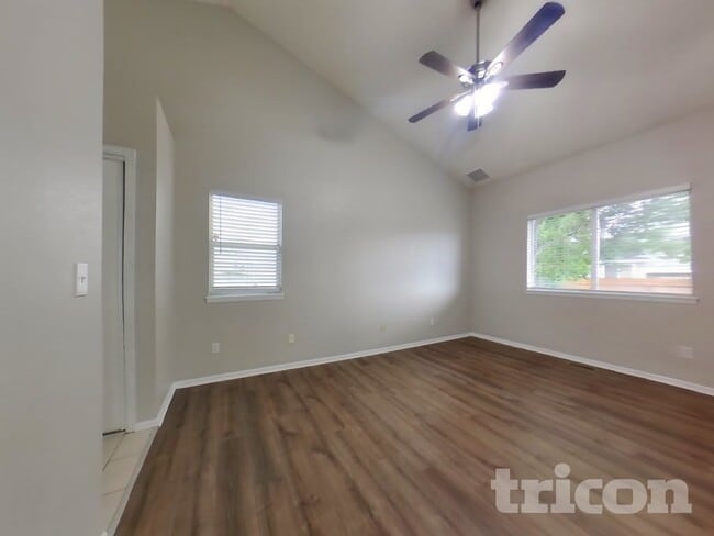 Photo - 995 Cobblestone Dr