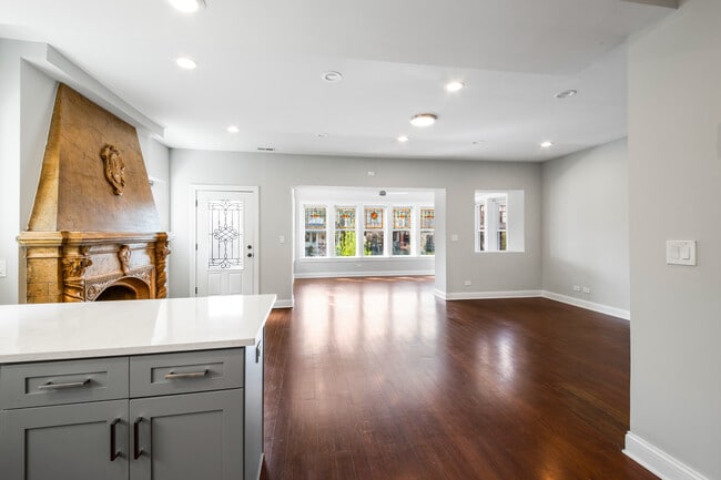 Photo - 4637 N Dover St Unit 2S