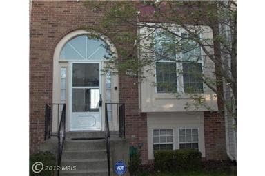 Photo - Spacious townhouse, walk to METRO, pool, parking, all you could want!